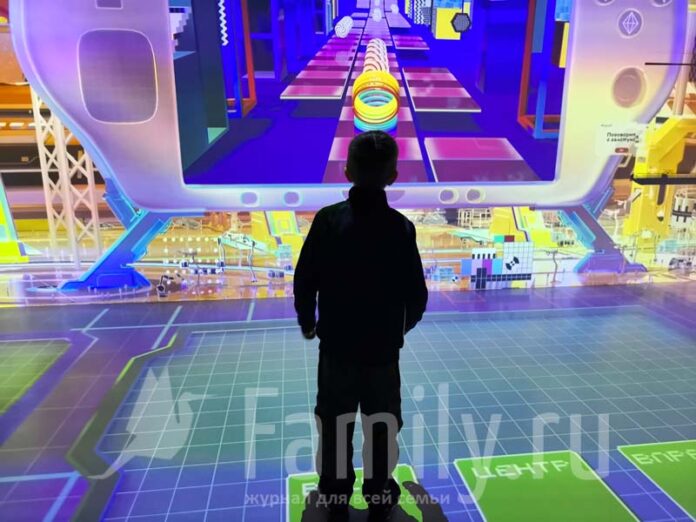 Мальчик на выставке видеоигр