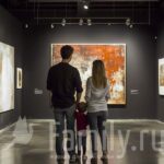 Выставки весны: о победе, архитектуре и истории Люди на выставке