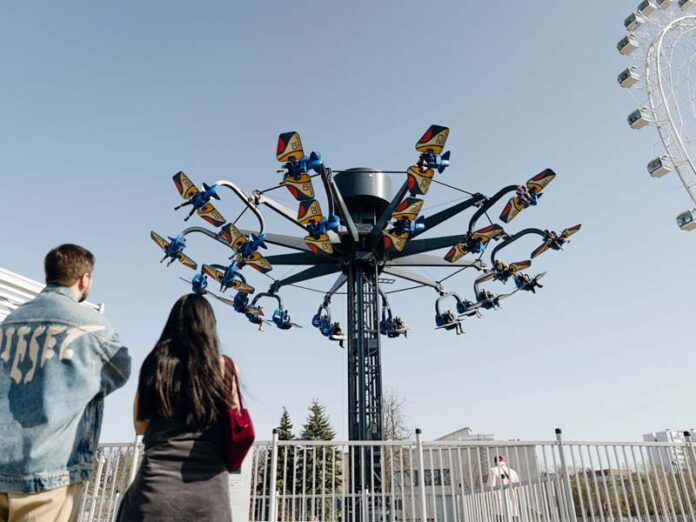 Люди в парке аттракционов Орион