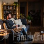 Кино онлайн в мае Мужчина перед экраном телевизора