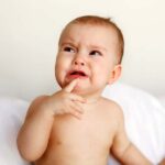 Ночь без сна: как пережить бессонные ночи с младенцем Младенец сидит и хмурится