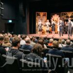 Театр в июне: Брехт, Чехов и другие Зрители смотрят спектакль