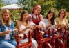 Фестиваль Фолково: песни, сказки, хороводы Девушки с прялками на фестивале Фолково