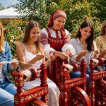Фестиваль Фолково: песни, сказки, хороводы Девушки с прялками на фестивале Фолково