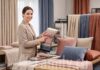 Hometextile & Design Женщина демонстрирует текстиль